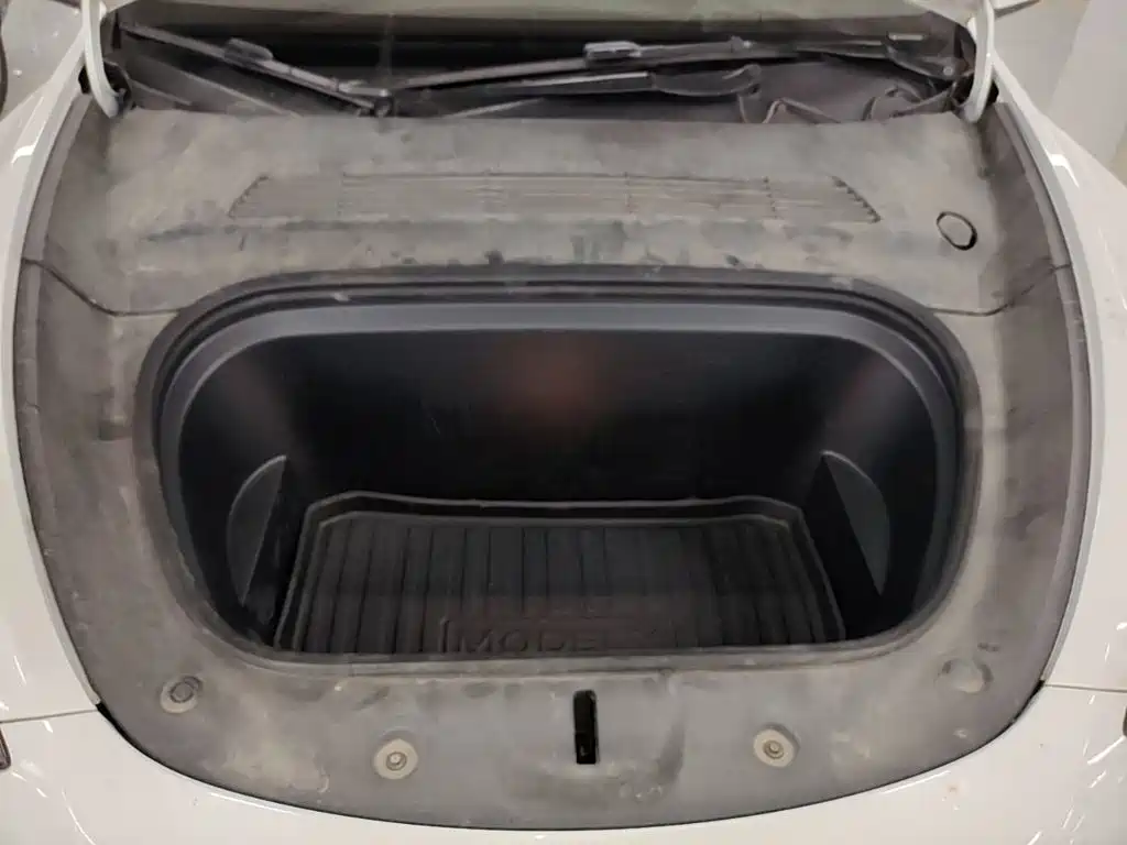 Tesla Model Y — миниатюра 20