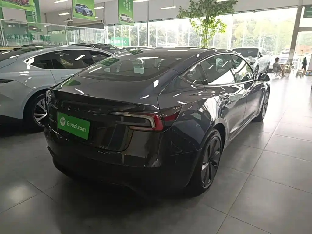 Tesla Model 3 — миниатюра 7