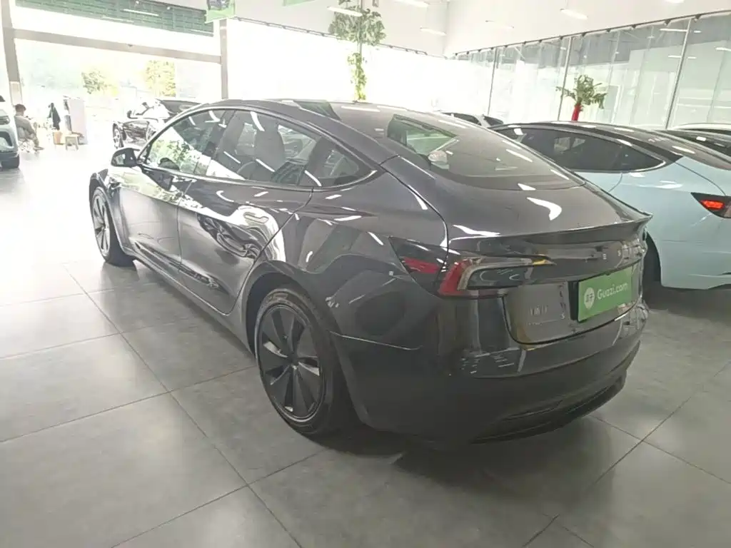 Tesla Model 3 — миниатюра 5