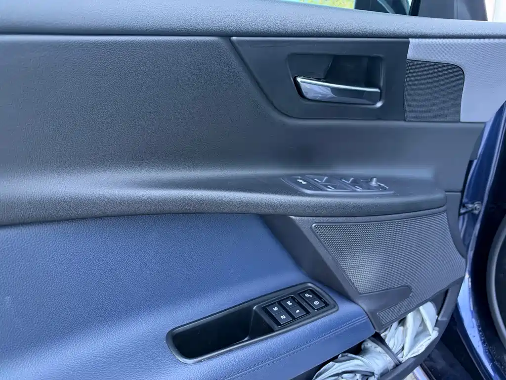 Jaguar XE — миниатюра 10