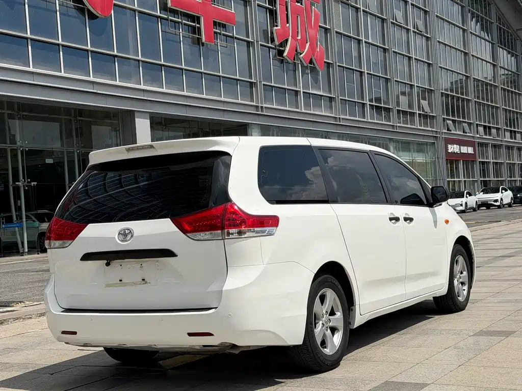 Toyota Sienna — миниатюра 4