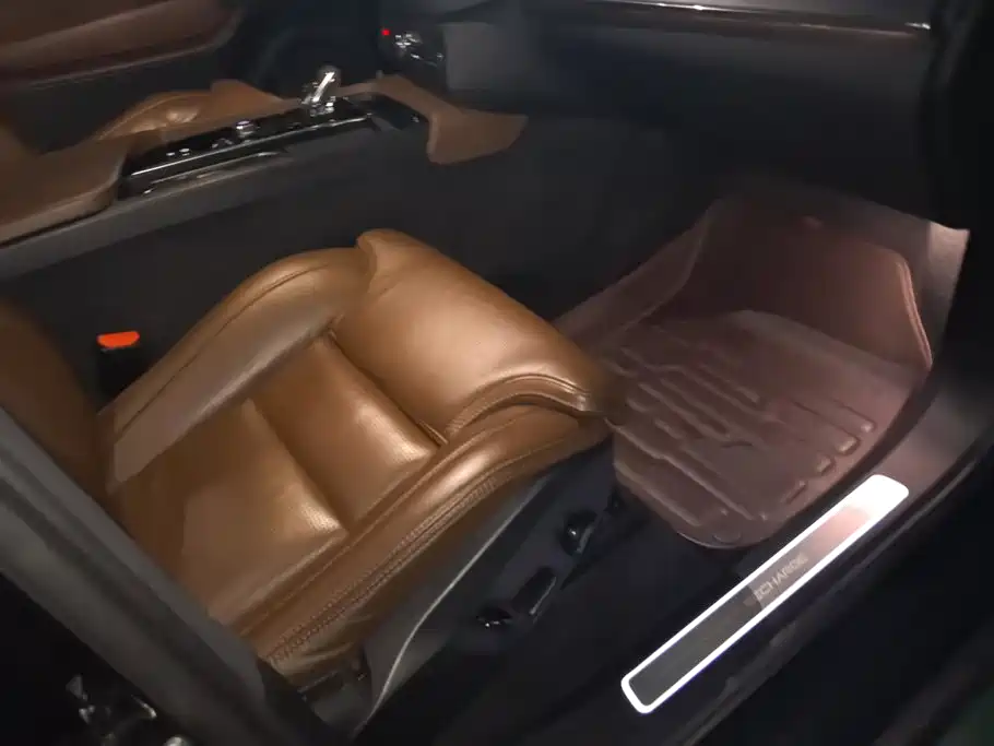 Volvo XC90 PHEV — миниатюра 8