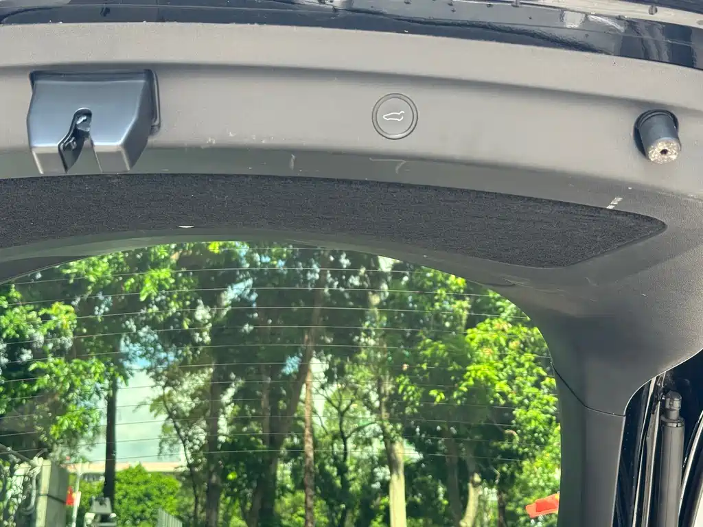 Tesla Model Y — миниатюра 13