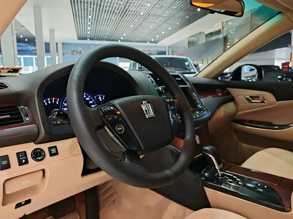 Toyota Crown — миниатюра 6