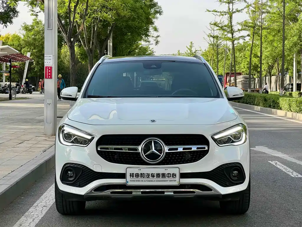MERCEDES-BENZ GLA