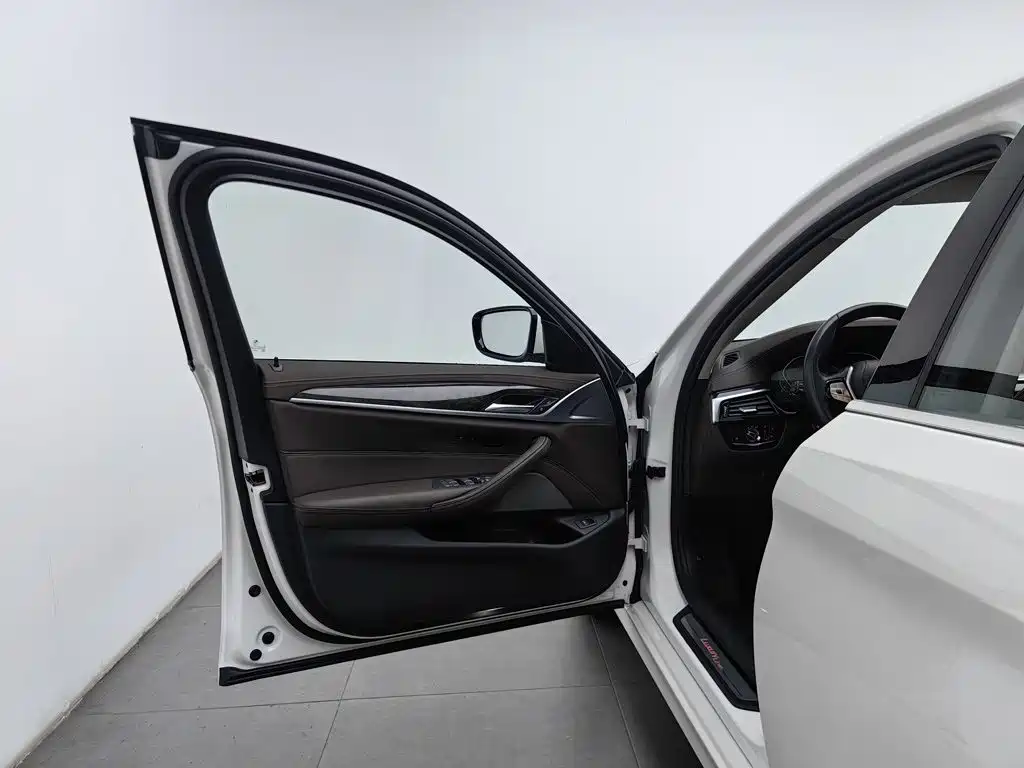 BMW 5 Series — миниатюра 8