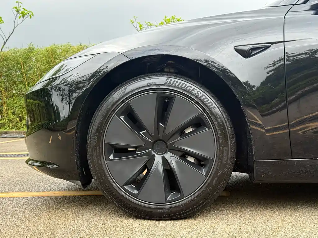 Tesla Model 3 — миниатюра 12