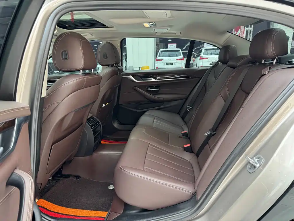 BMW 5 Series — миниатюра 6