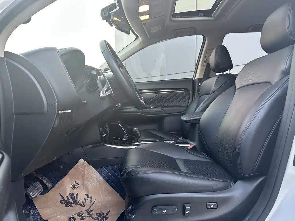 MITSUBISHI OUTLANDER