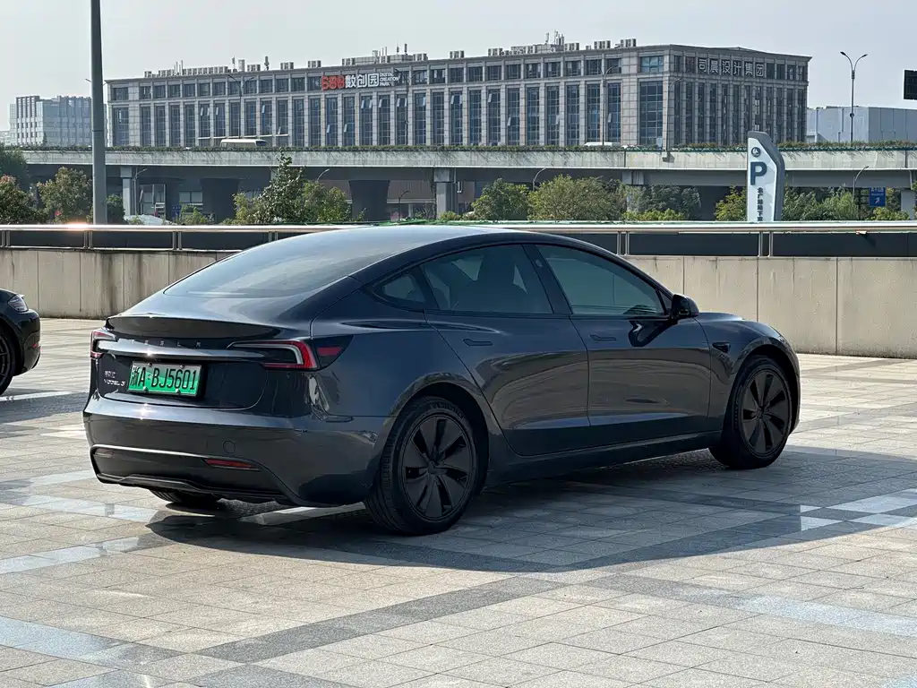 Tesla Model 3 — миниатюра 7