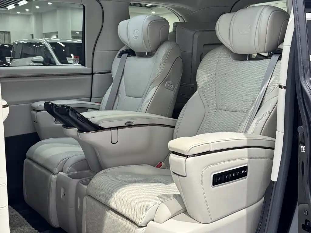 Lexus LM 500h 6-seat Distinguished Edition, фото 10