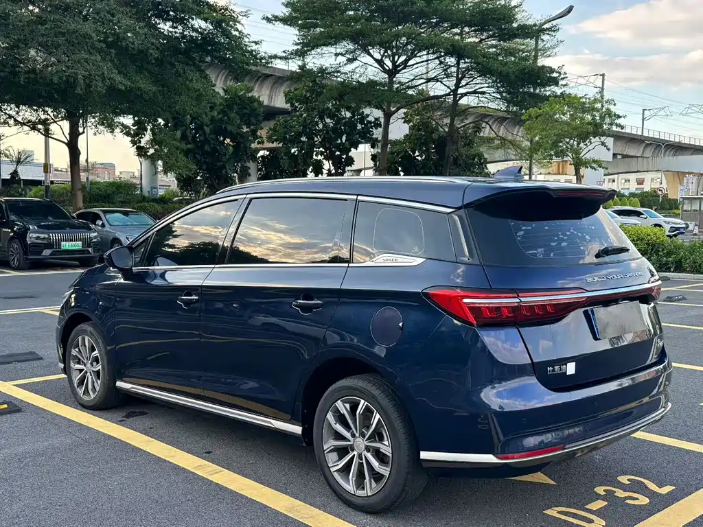 BYD MAX — миниатюра 6