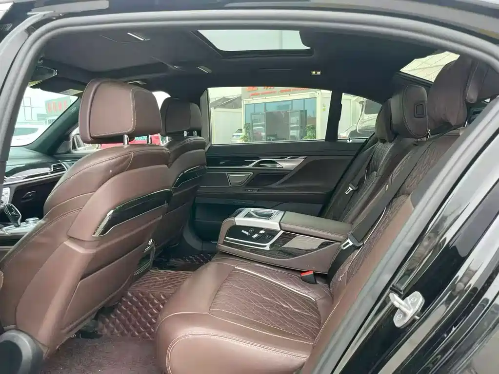 BMW 7 Series — миниатюра 3