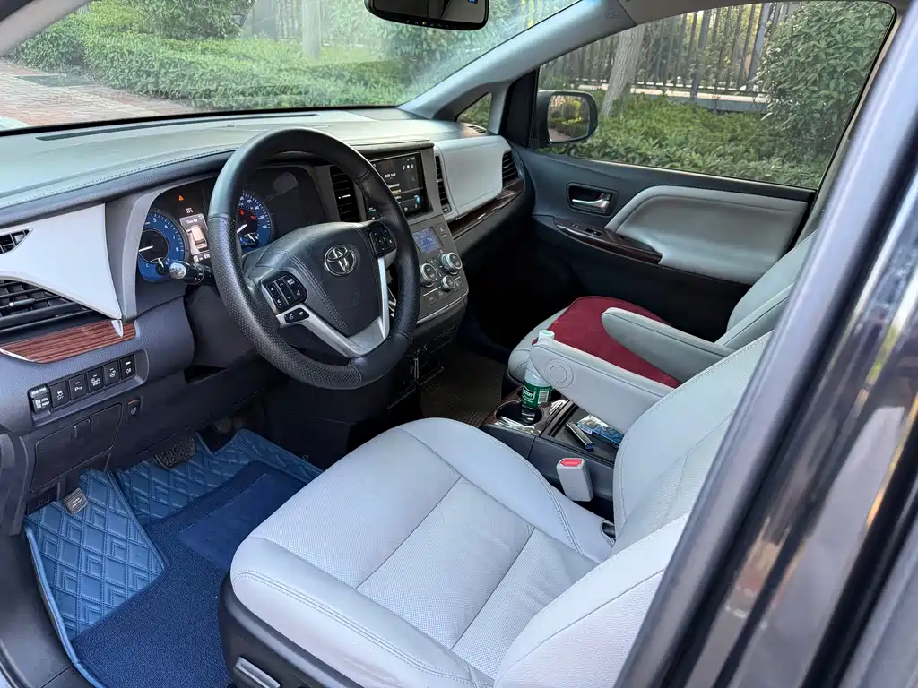 Toyota Sienna — миниатюра 4
