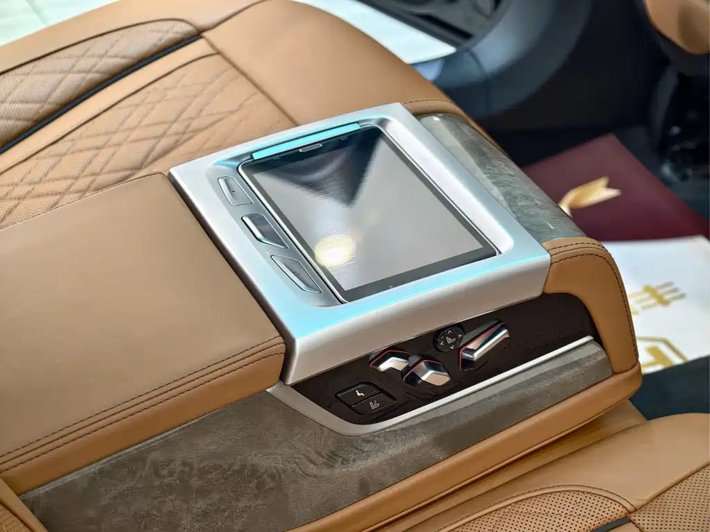 BMW 7 Series — миниатюра 13