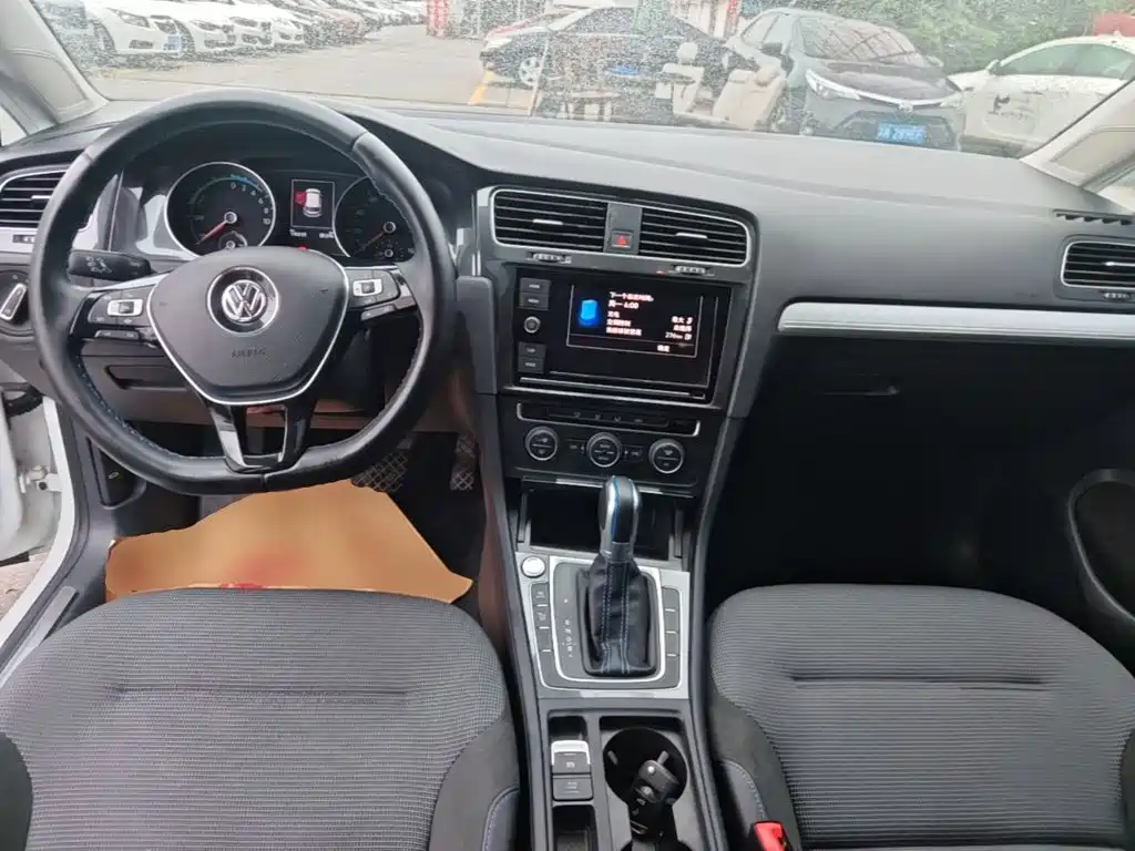 Volkswagen Golf EV — миниатюра 10