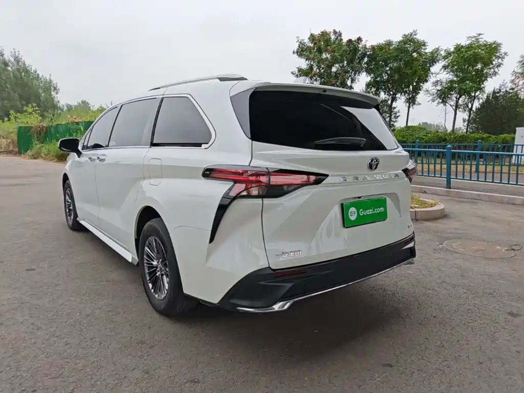 Toyota Granvia — миниатюра 5