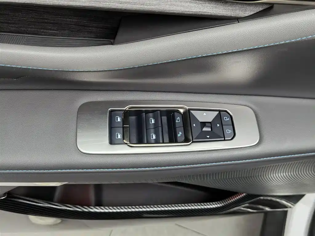 Ford Edge 2023 L 2.0T EcoBoost мест Luxury