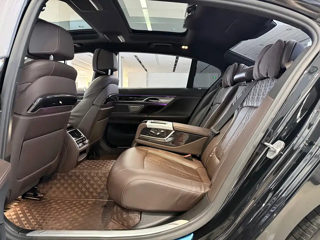 BMW 7 Series — миниатюра 12