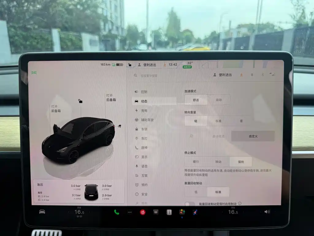 Tesla Model Y — миниатюра 12
