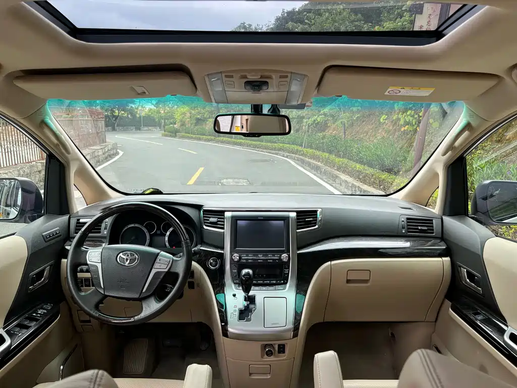 Toyota Alphard — миниатюра 13