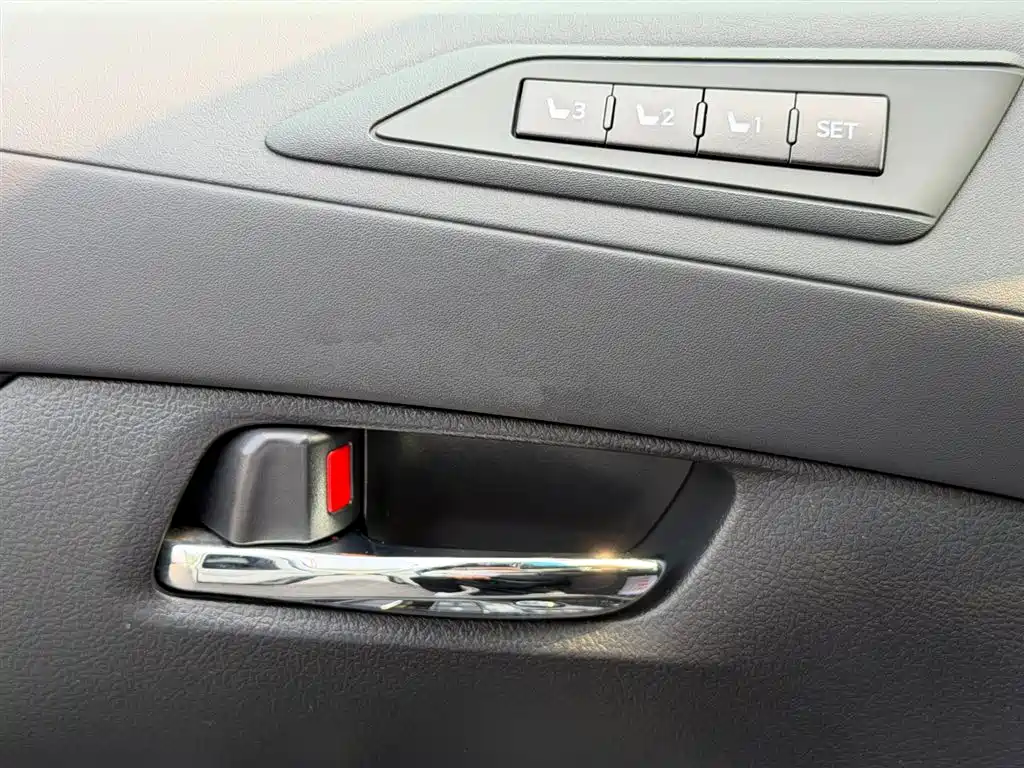 Toyota Alphard - фото 8