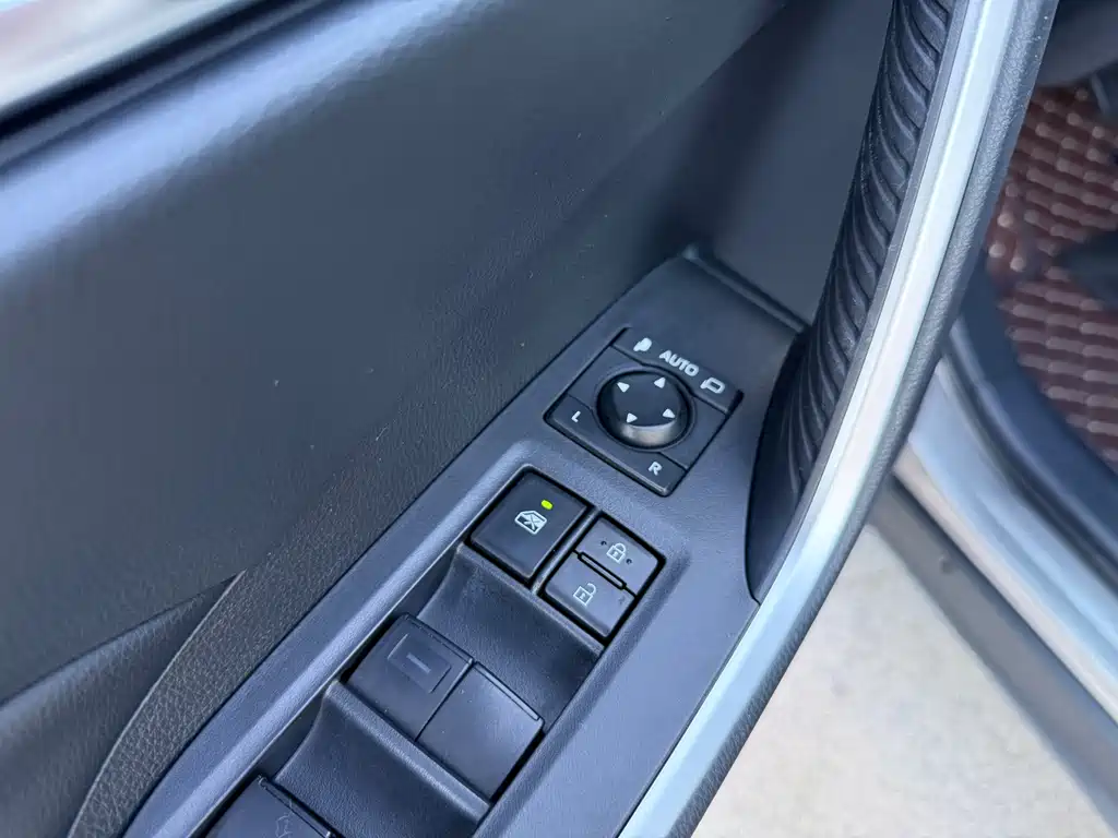 Toyota RAV4 — миниатюра 10
