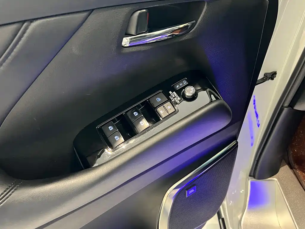 Toyota Alphard — миниатюра 10