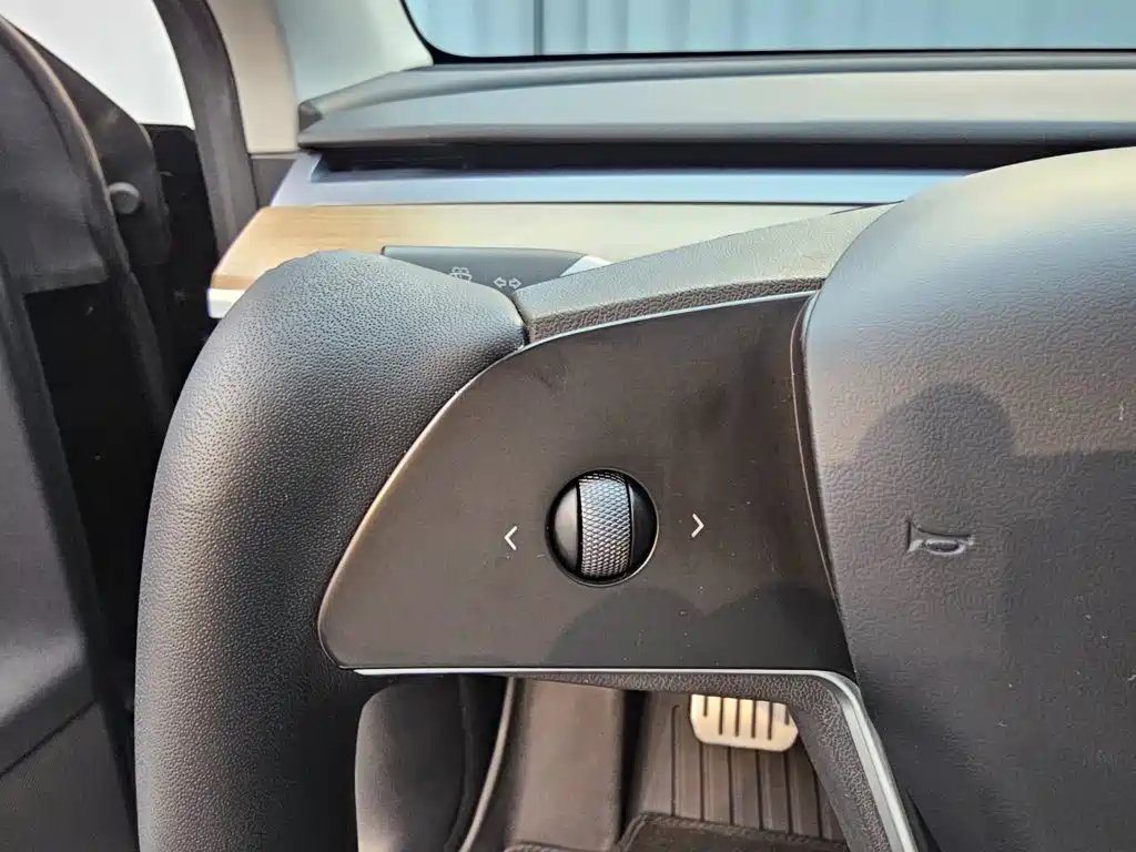 Tesla Model Y — миниатюра 17