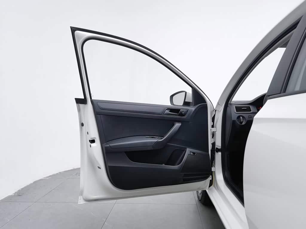 Volkswagen Santana 1.5 л 2022 г. Белый, пробег 33300 км