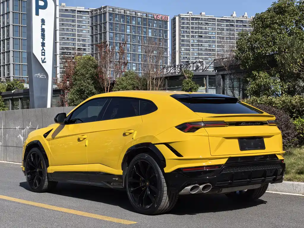 LAMBORGHINI URUS