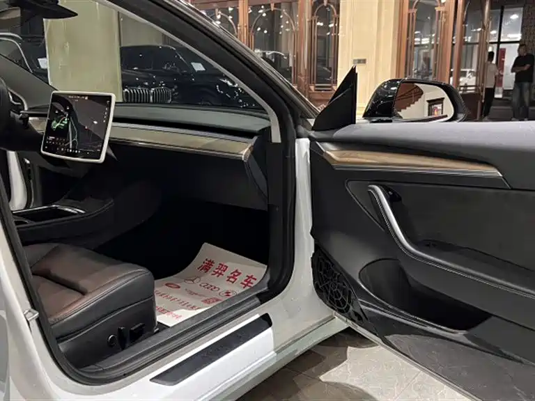 Tesla Model 3 — миниатюра 16