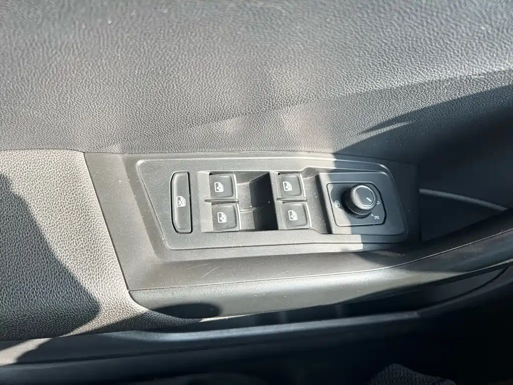 VOLKSWAGEN T ROC EXPLORING SONGS