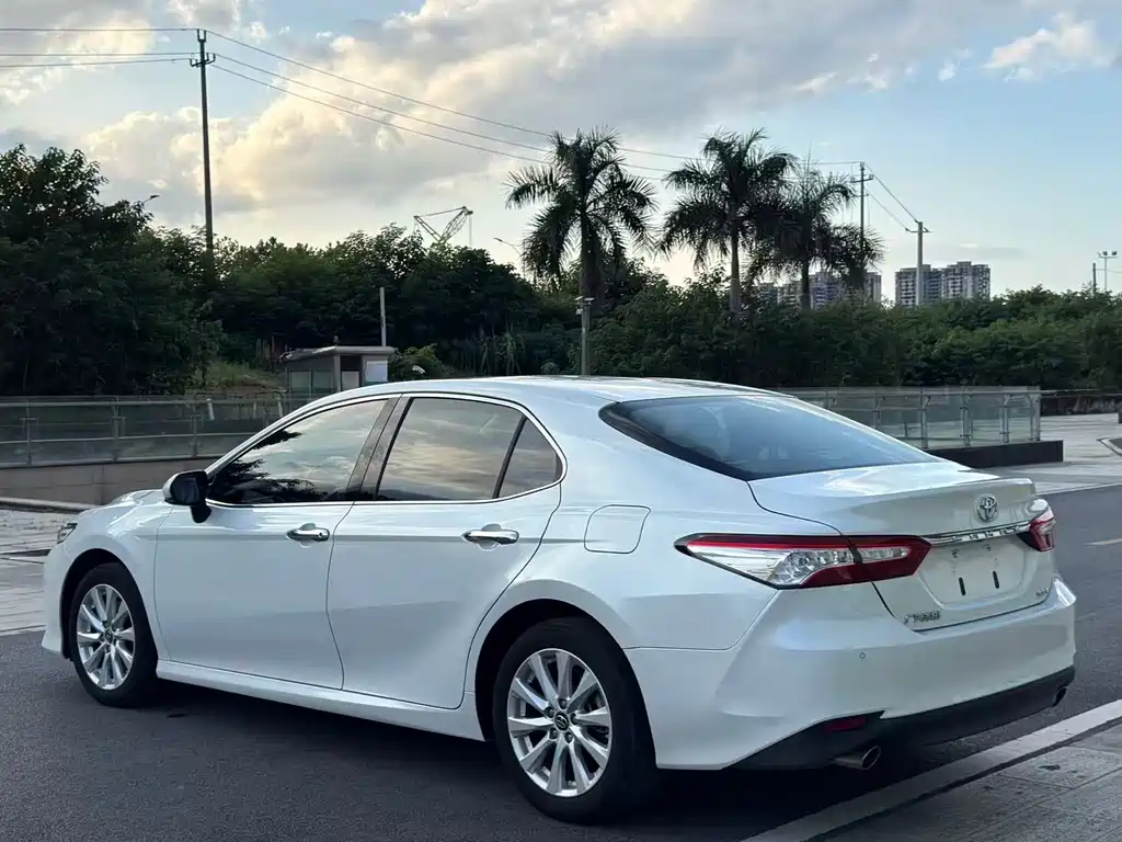 Toyota Camry — миниатюра 9