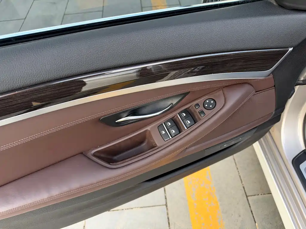 BMW 5 Series — миниатюра 9