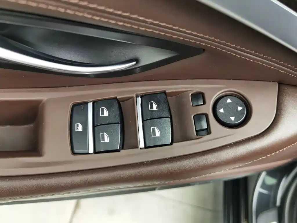 BMW 5 Series — миниатюра 9