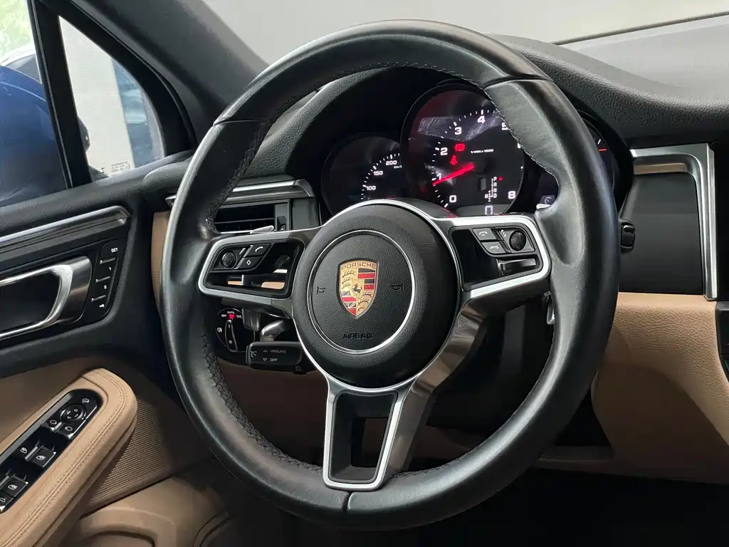 PORSCHE MACAN