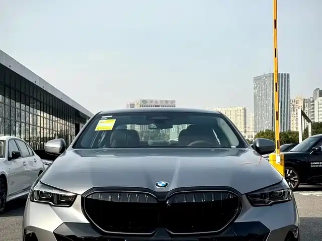 BMW 5-Series — фото 1