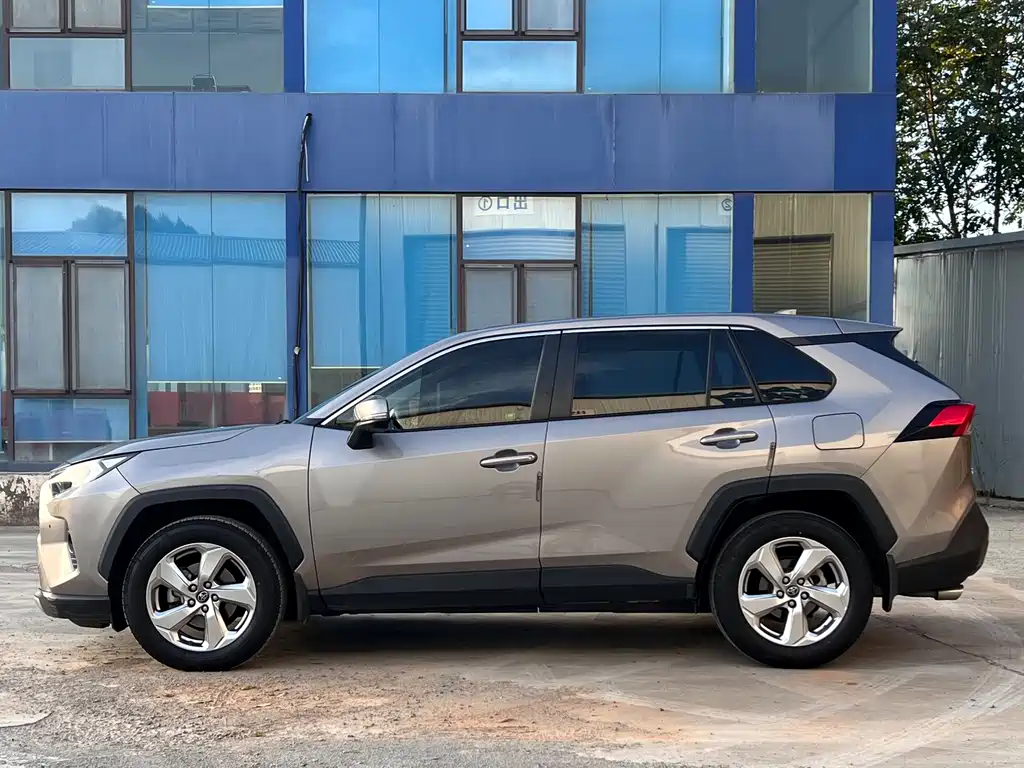 Toyota RAV4 — миниатюра 7