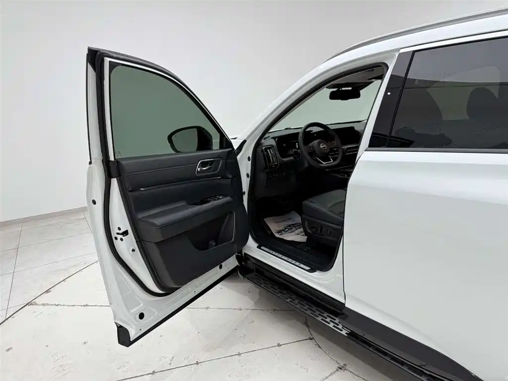 NISSAN EXPLORING THE LAND