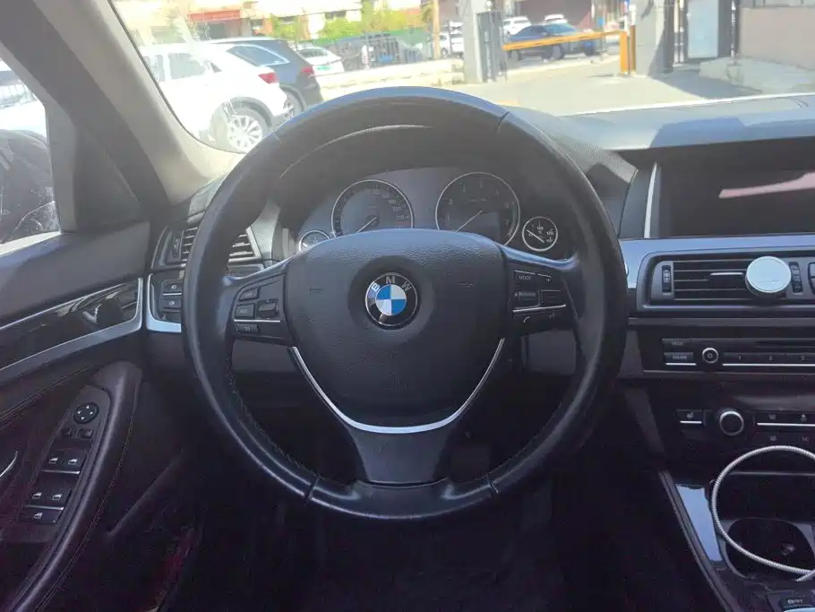 BMW 5 Series — миниатюра 15