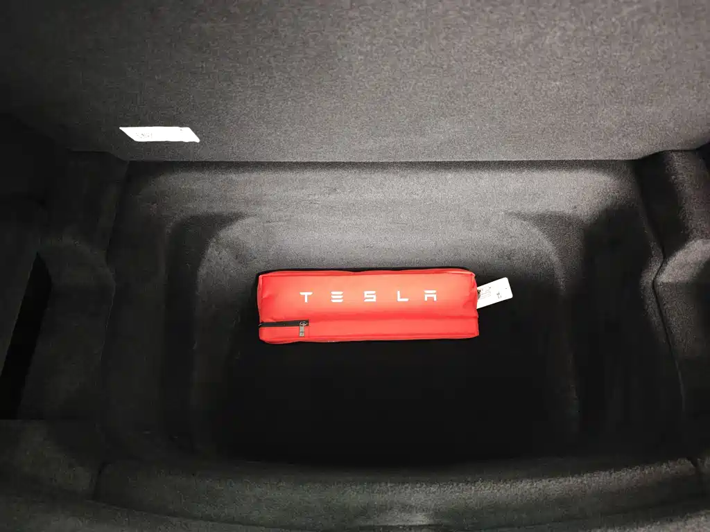 Tesla Model Y — миниатюра 11