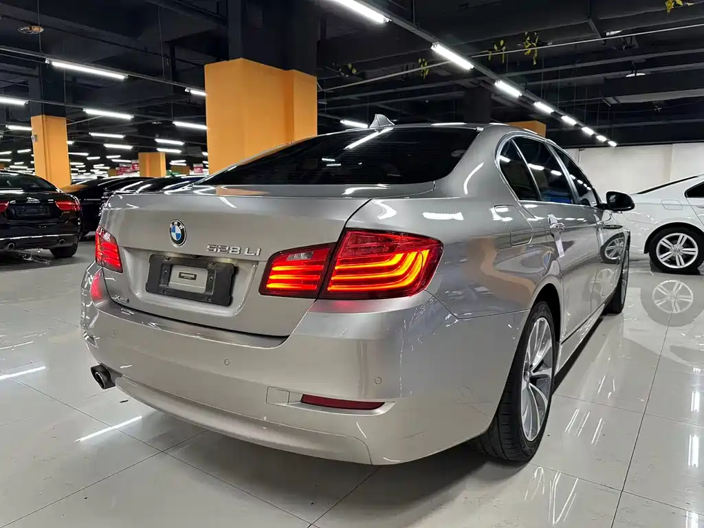 BMW 5 Series — миниатюра 7