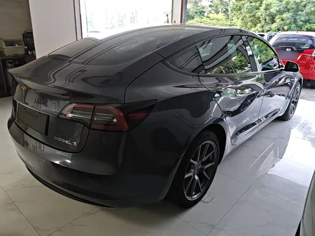 Tesla Model 3 — миниатюра 7