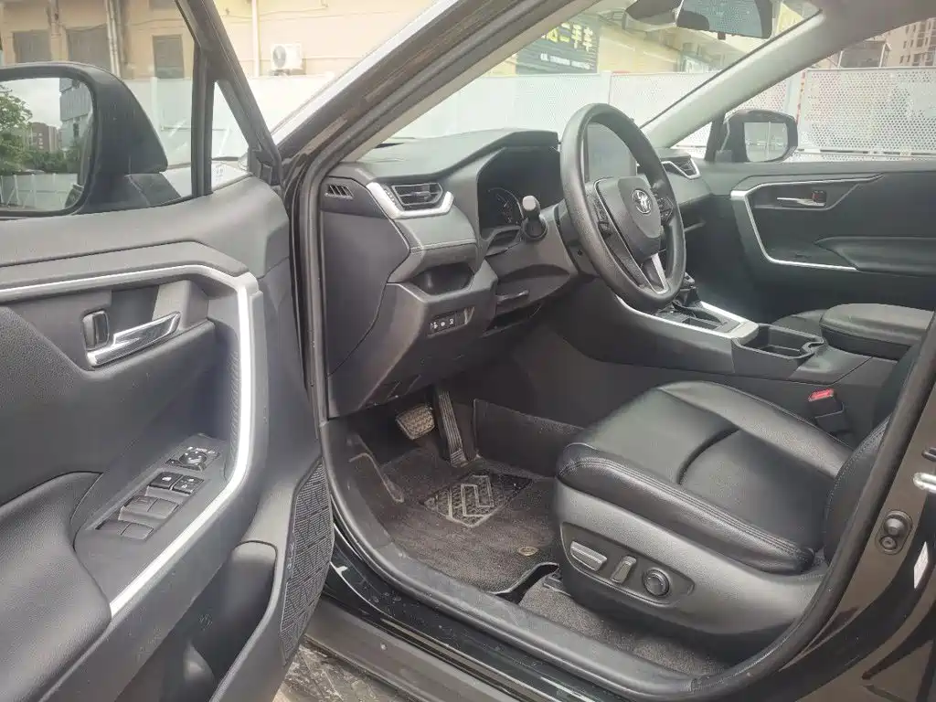 Toyota RAV4 — миниатюра 5