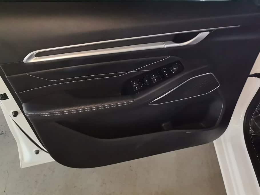 Geely Emgrand 1.5 л 2022 г. Белый, пробег 34900 км
