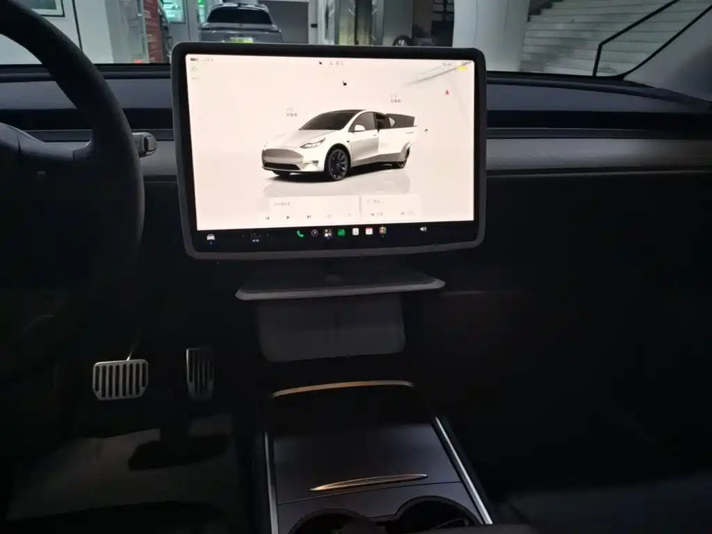 Tesla Model Y — миниатюра 13