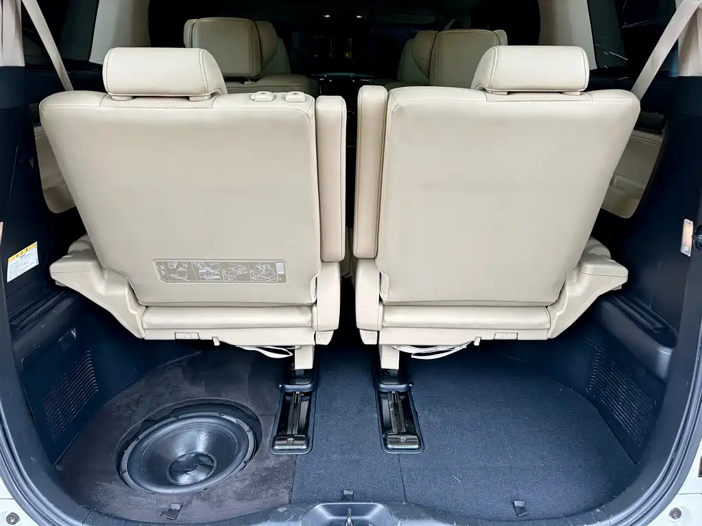 Toyota Alphard — миниатюра 26