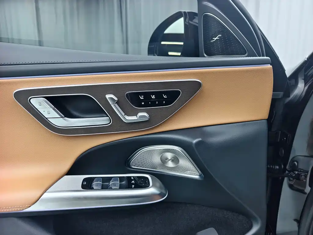 Mercedes-Benz E-Class — миниатюра 8