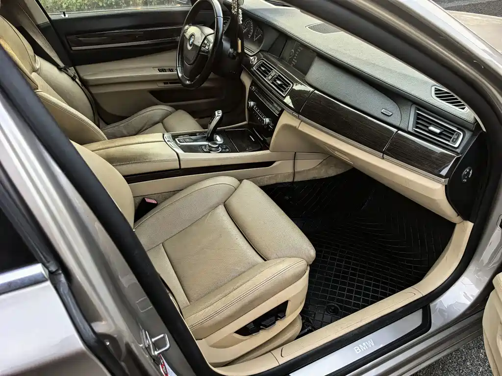 BMW 7 Series — миниатюра 7